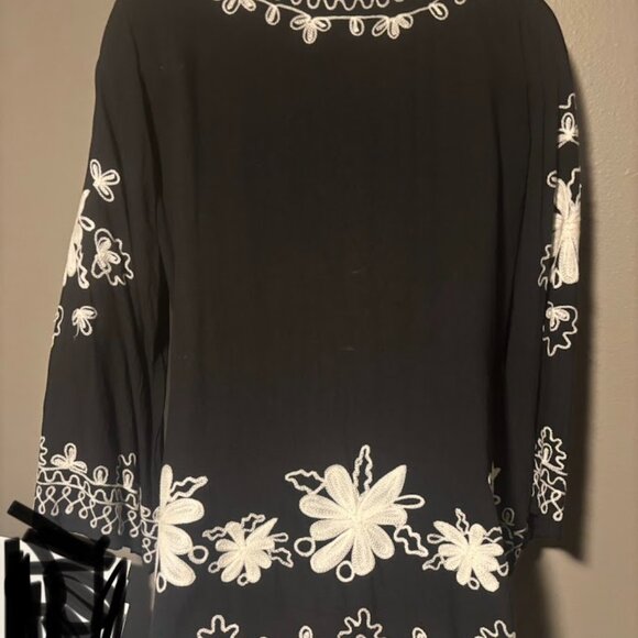 Black and 'White Top - Picture 3 of 7